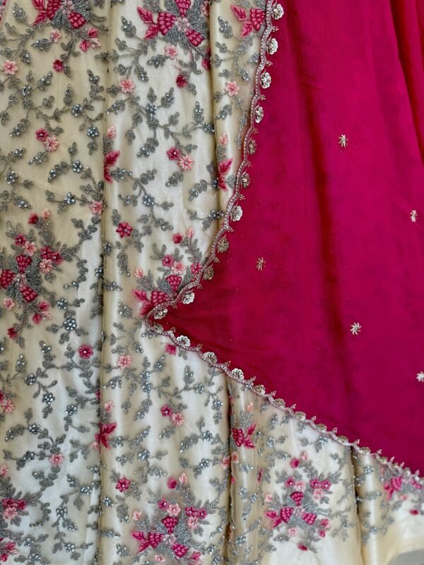 Net all over work along with thread and stone work with contrast semi Rawsilk botti blouse with contrast chiffon cutwork dupatta(fullest) - Image 4